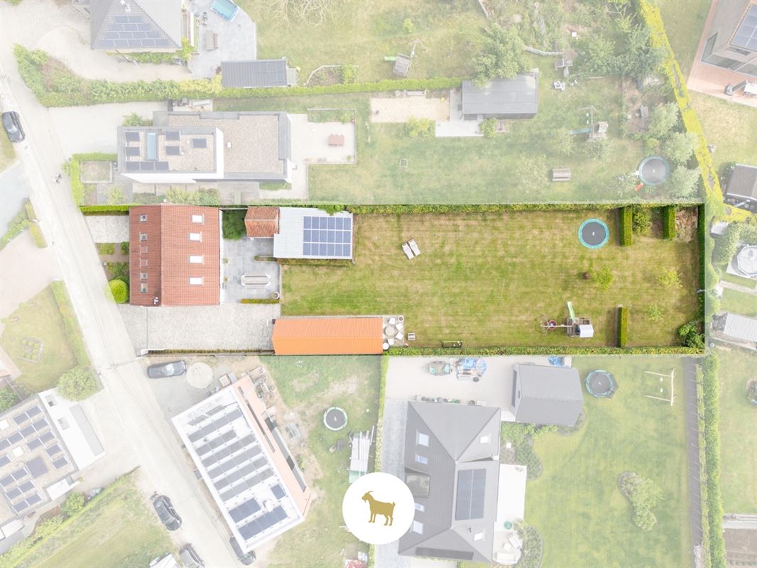 Ruime, INSTAPKLARE OPEN BEBOUWING met 3 SLAAPKAMERS, BUREAU en losstaande GARAGE op een PERCEEL van 1.180m²