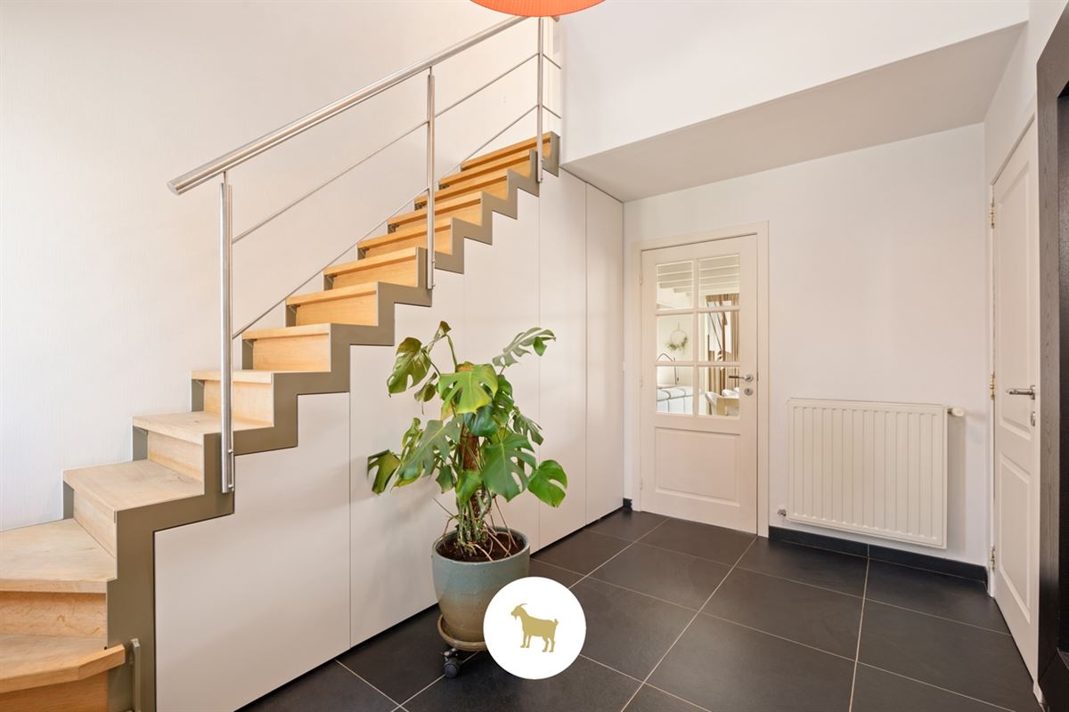 Ruime, INSTAPKLARE OPEN BEBOUWING met 3 SLAAPKAMERS, BUREAU en losstaande GARAGE op een PERCEEL van 1.180m²