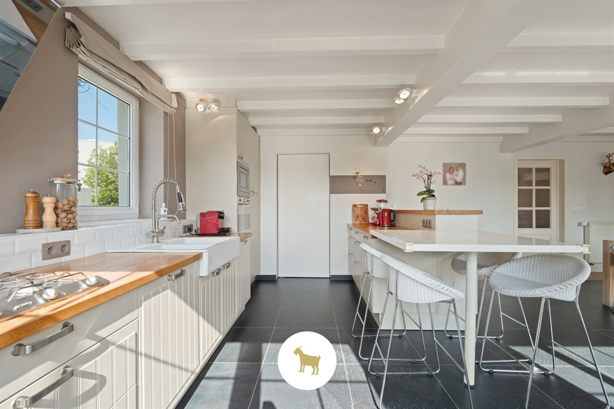 Ruime, INSTAPKLARE OPEN BEBOUWING met 3 SLAAPKAMERS, BUREAU en losstaande GARAGE op een PERCEEL van 1.180m²