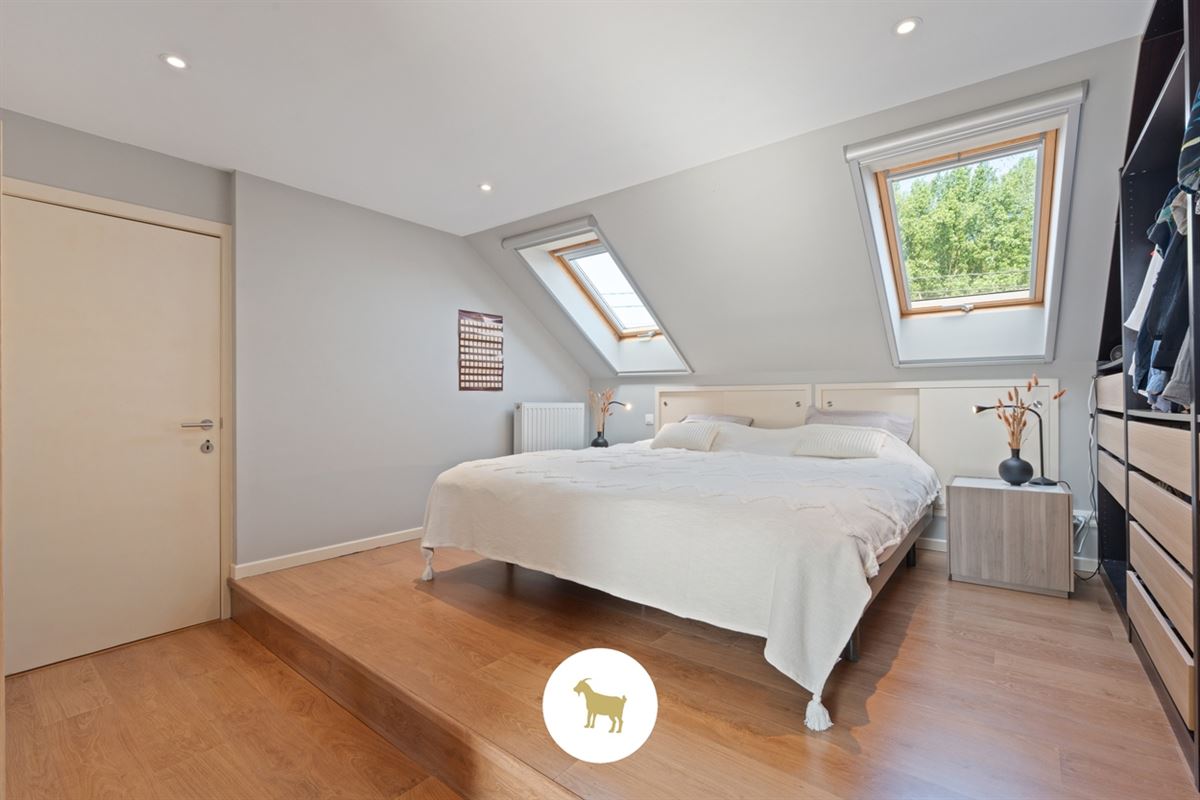 Ruime, INSTAPKLARE OPEN BEBOUWING met 3 SLAAPKAMERS, BUREAU en losstaande GARAGE op een PERCEEL van 1.180m²