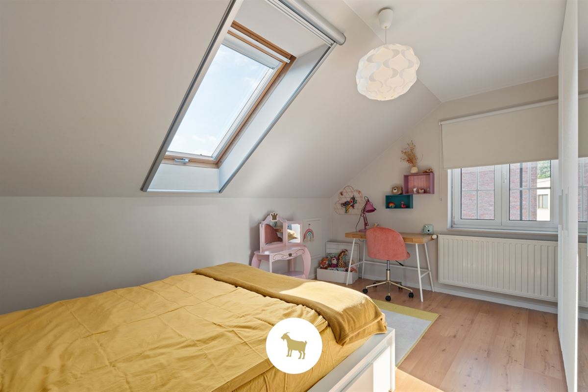 Ruime, INSTAPKLARE OPEN BEBOUWING met 3 SLAAPKAMERS, BUREAU en losstaande GARAGE op een PERCEEL van 1.180m²