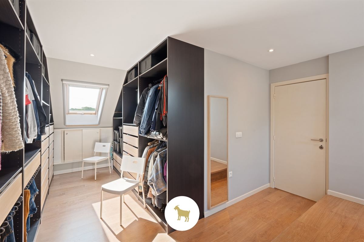 Ruime, INSTAPKLARE OPEN BEBOUWING met 3 SLAAPKAMERS, BUREAU en losstaande GARAGE op een PERCEEL van 1.180m²