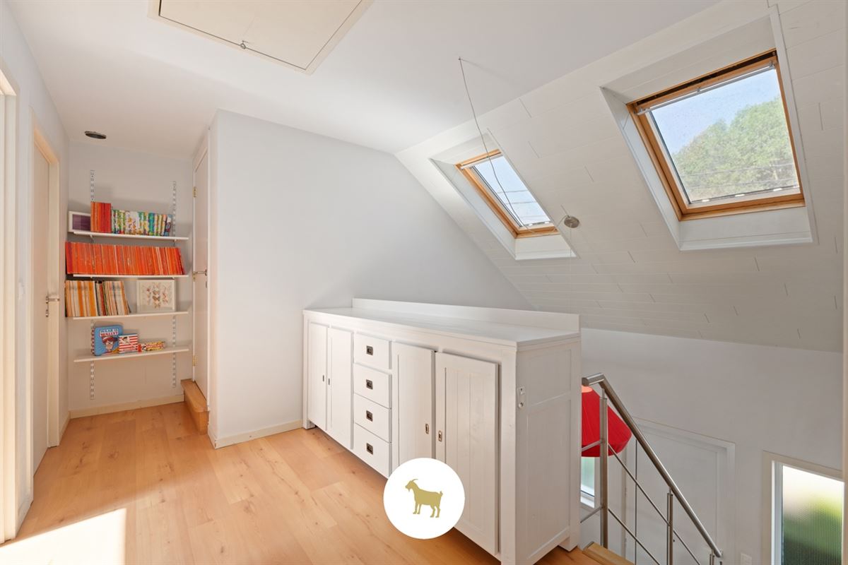 Ruime, INSTAPKLARE OPEN BEBOUWING met 3 SLAAPKAMERS, BUREAU en losstaande GARAGE op een PERCEEL van 1.180m²