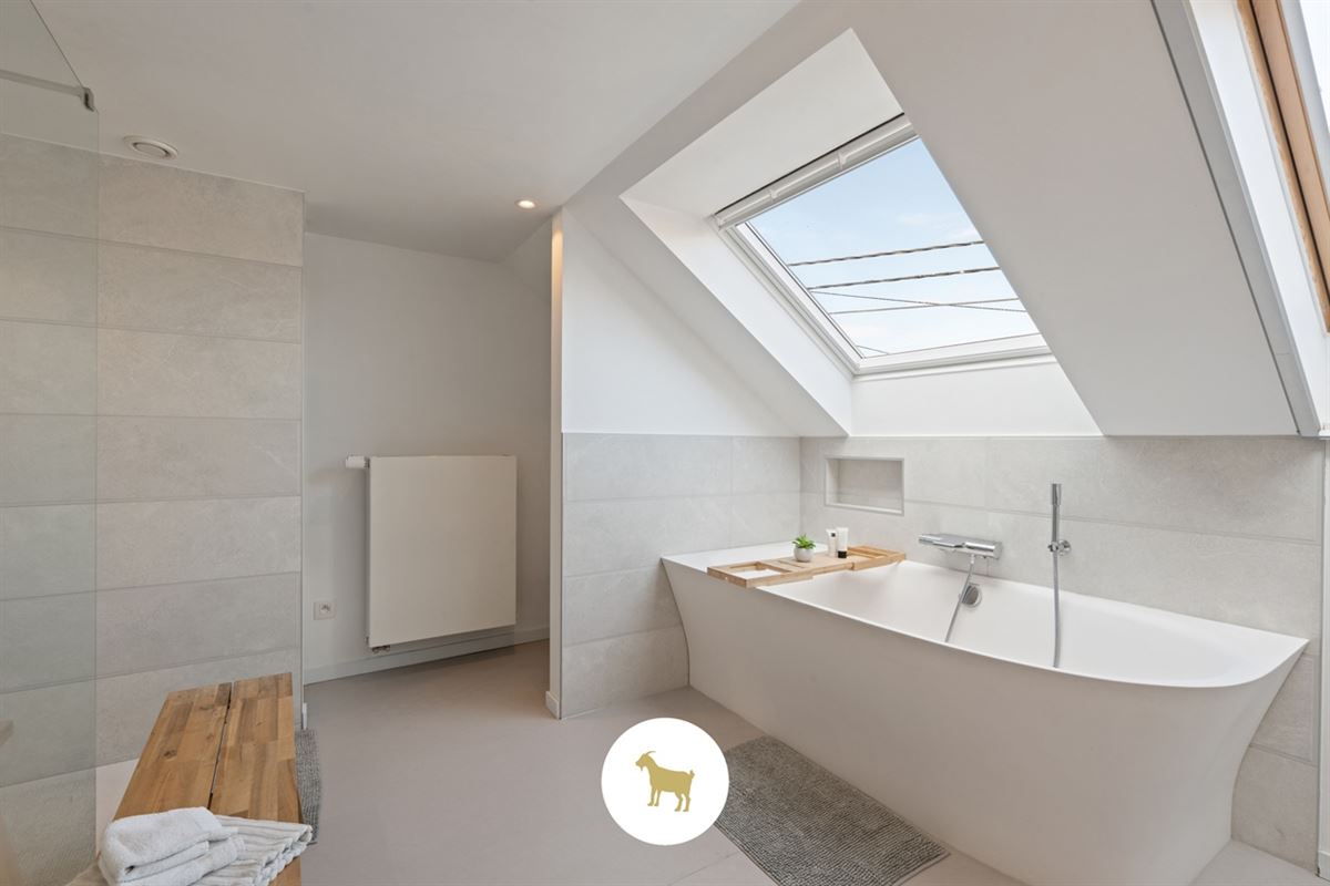 Ruime, INSTAPKLARE OPEN BEBOUWING met 3 SLAAPKAMERS, BUREAU en losstaande GARAGE op een PERCEEL van 1.180m²