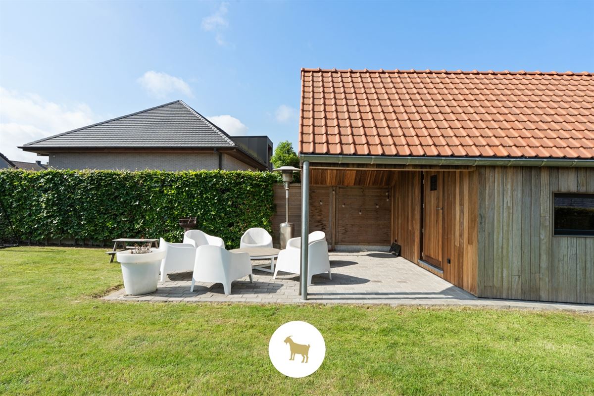 Ruime, INSTAPKLARE OPEN BEBOUWING met 3 SLAAPKAMERS, BUREAU en losstaande GARAGE op een PERCEEL van 1.180m²