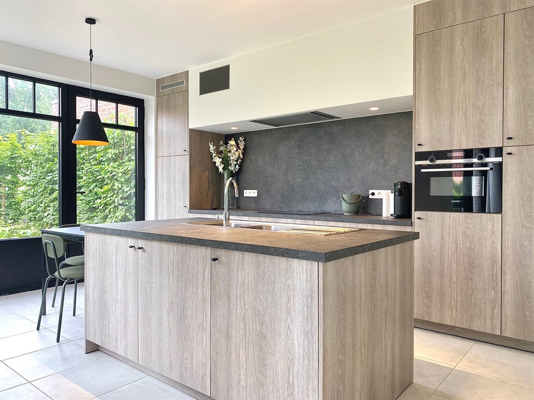 Charmante halfopen DORPSWONING met 3 SLAAPKAMERS, GARAGE, TUIN & ZONNIG TERRAS