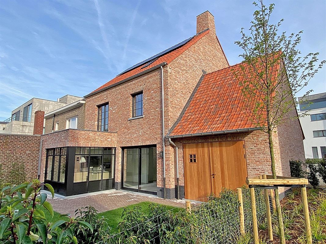 Charmante halfopen DORPSWONING met 3 SLAAPKAMERS, GARAGE, TUIN & ZONNIG TERRAS