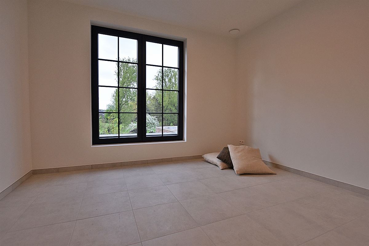 Charmante halfopen DORPSWONING met 3 SLAAPKAMERS, GARAGE, TUIN & ZONNIG TERRAS