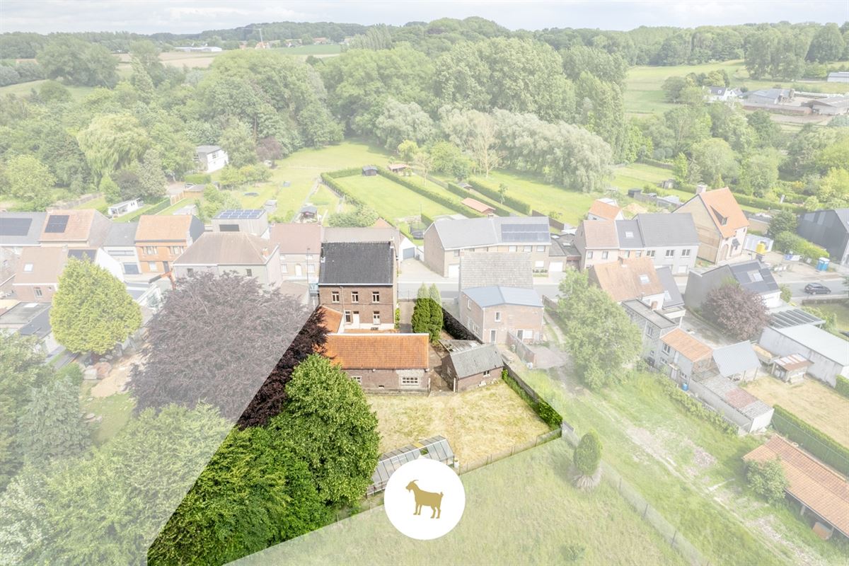 Ruime DORPSWONING met SCHUUR, BIJGEBOUW, BINNENKOER, TUIN & 4 (tot 5) SLAAPKAMERS, op een PERCEEL grond van ca. 920m²