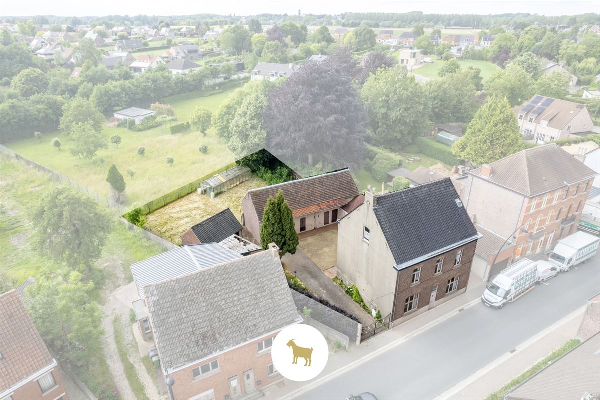 Ruime DORPSWONING met SCHUUR, BIJGEBOUW, BINNENKOER, TUIN & 4 (tot 5) SLAAPKAMERS, op een PERCEEL grond van ca. 920m²