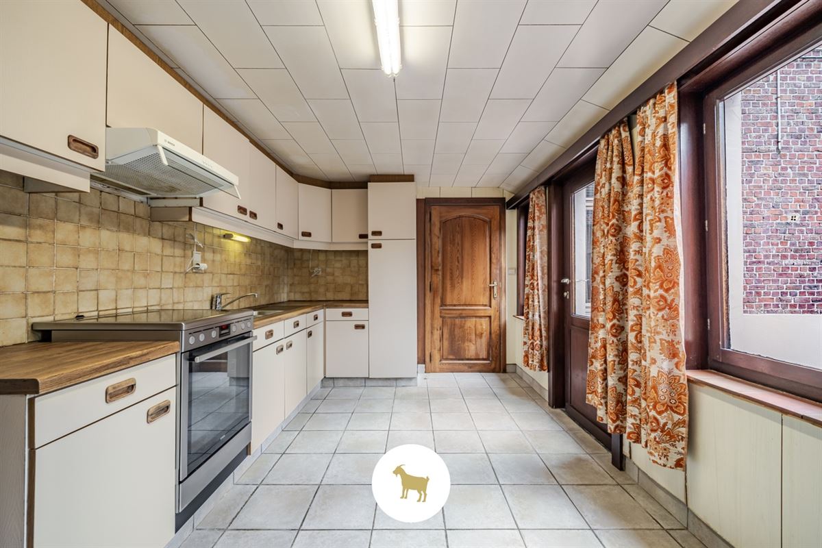 Ruime DORPSWONING met SCHUUR, BIJGEBOUW, BINNENKOER, TUIN & 4 (tot 5) SLAAPKAMERS, op een PERCEEL grond van ca. 920m²