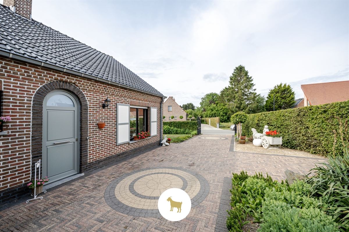 Instapklare LAAGBOUWVILLA met 3 slaapkamers, bureauruimte, veranda en garage op een ruim perceel van ca. 796 m²