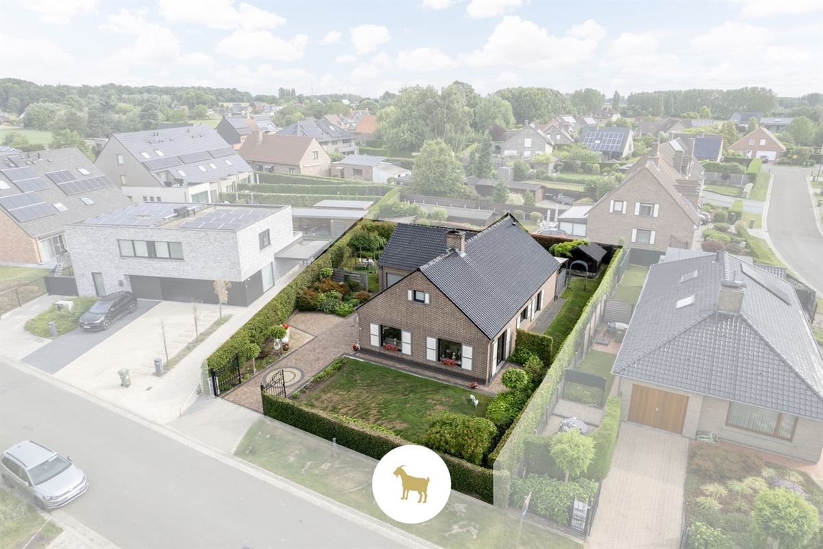 Instapklare LAAGBOUWVILLA met 3 slaapkamers, bureauruimte, veranda en garage op een ruim perceel van ca. 796 m²