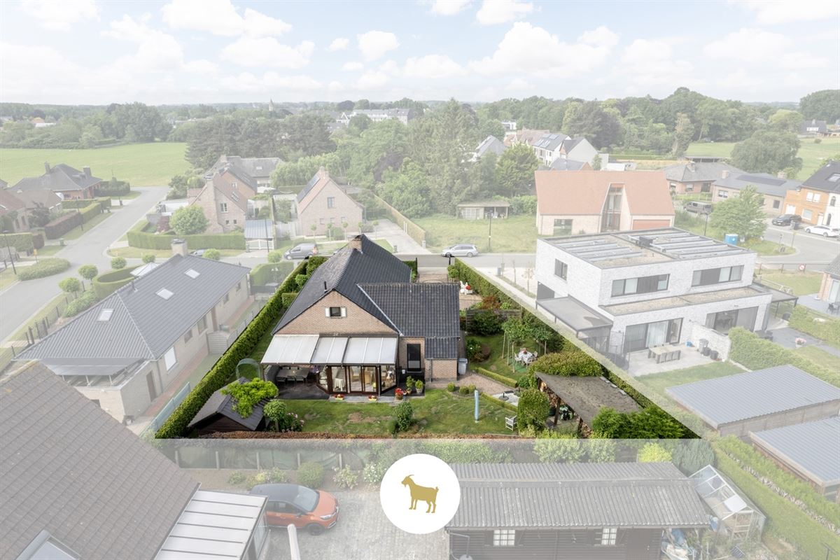 Instapklare LAAGBOUWVILLA met 3 slaapkamers, bureauruimte, veranda en garage op een ruim perceel van ca. 796 m²