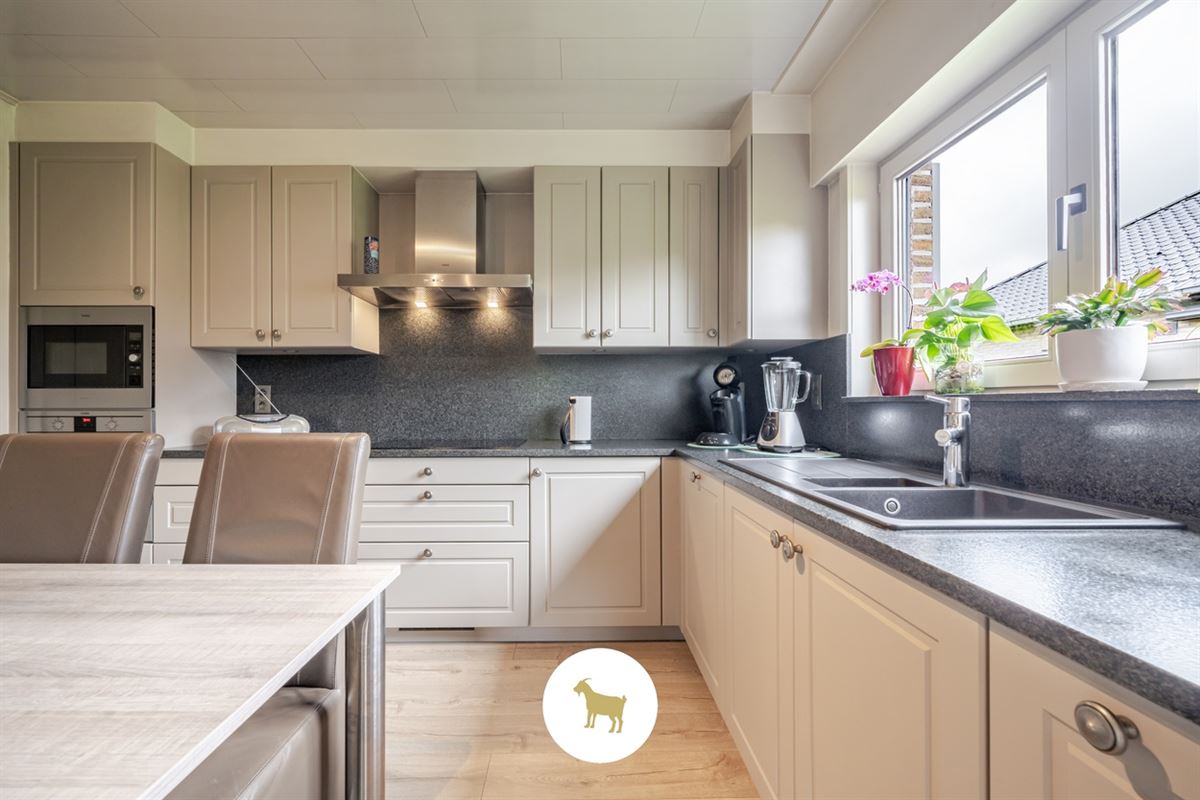 Instapklare LAAGBOUWVILLA met 3 slaapkamers, bureauruimte, veranda en garage op een ruim perceel van ca. 796 m²