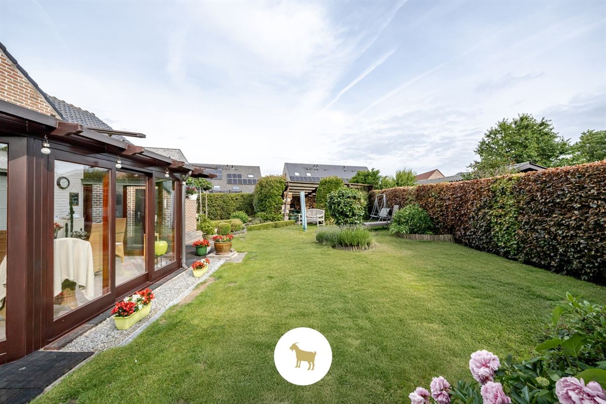 Instapklare LAAGBOUWVILLA met 3 slaapkamers, bureauruimte, veranda en garage op een ruim perceel van ca. 796 m²