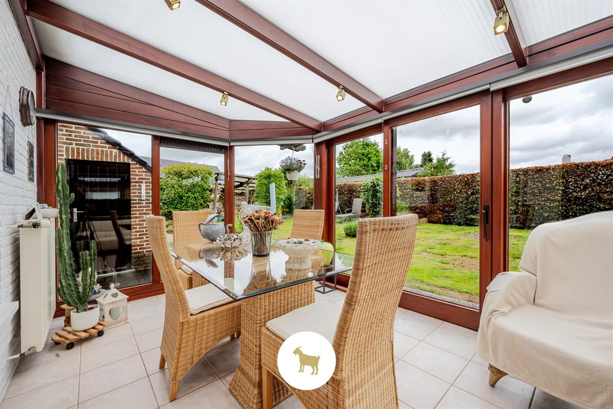 Instapklare LAAGBOUWVILLA met 3 slaapkamers, bureauruimte, veranda en garage op een ruim perceel van ca. 796 m²