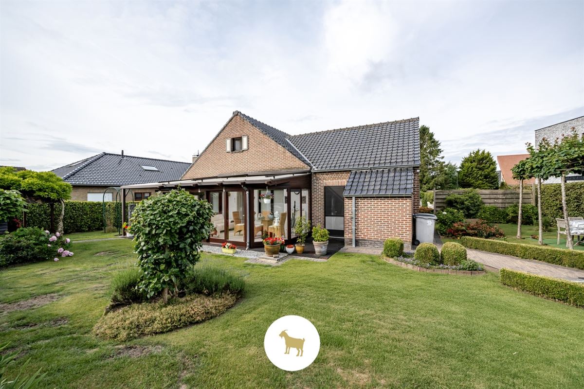 Instapklare LAAGBOUWVILLA met 3 slaapkamers, bureauruimte, veranda en garage op een ruim perceel van ca. 796 m²