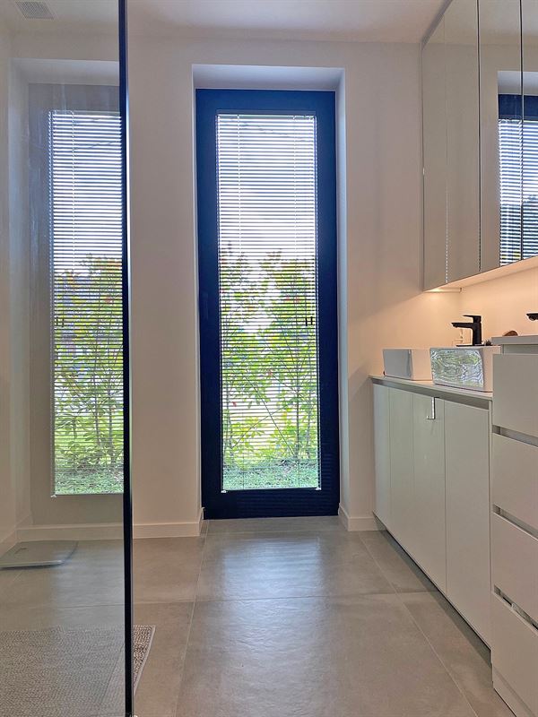 Instapklaar GELIJKVLOERS-APPARTEMENT met 2 slaapkamers, terras en ondergrondse autostaanplaats (2) & -kelder