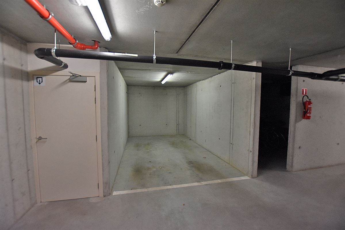 Gelijkvloers APPARTEMENT met 3 slpks, terras, kelderberging en overdekte autostaanplaats