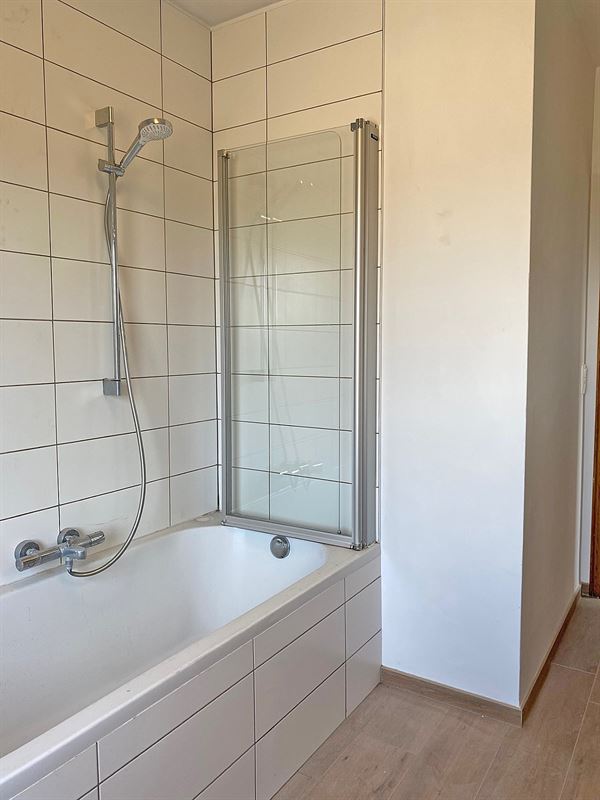 Ruime VERNIEUWDE HALFOPEN BEBOUWING met 4 SLAAPKAMERS ...