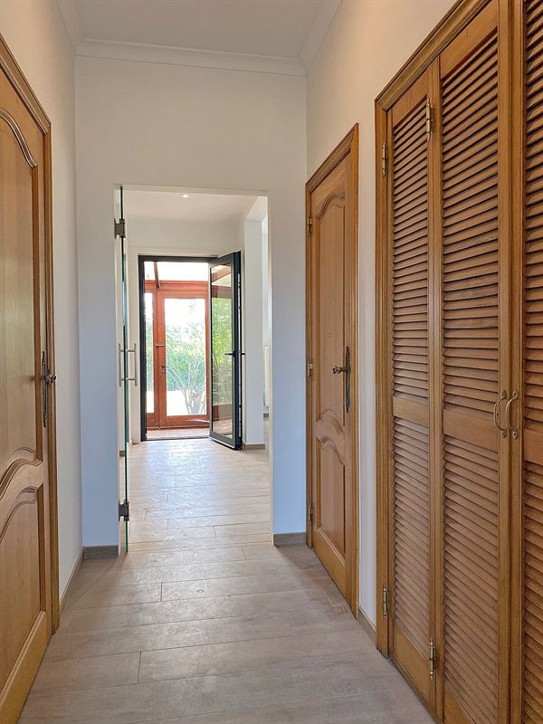 Ruime VERNIEUWDE HALFOPEN BEBOUWING met 4 SLAAPKAMERS ...