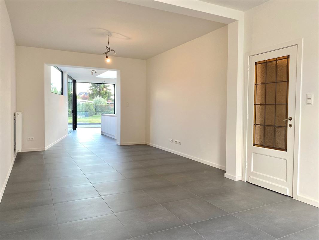 Aangename VERNIEUWDE HALFOPEN WONING met 3 SLAAPKAMERS ...