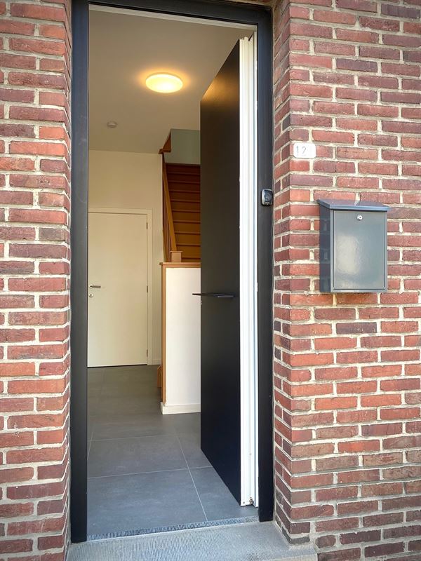 Aangename VERNIEUWDE HALFOPEN WONING met 3 SLAAPKAMERS ...