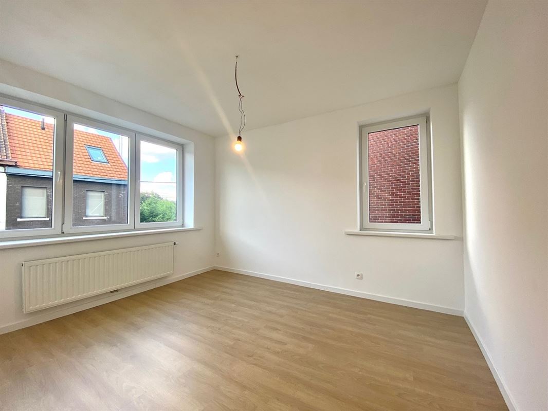 Aangename VERNIEUWDE HALFOPEN WONING met 3 SLAAPKAMERS ...