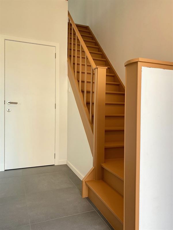 Aangename VERNIEUWDE HALFOPEN WONING met 3 SLAAPKAMERS ...