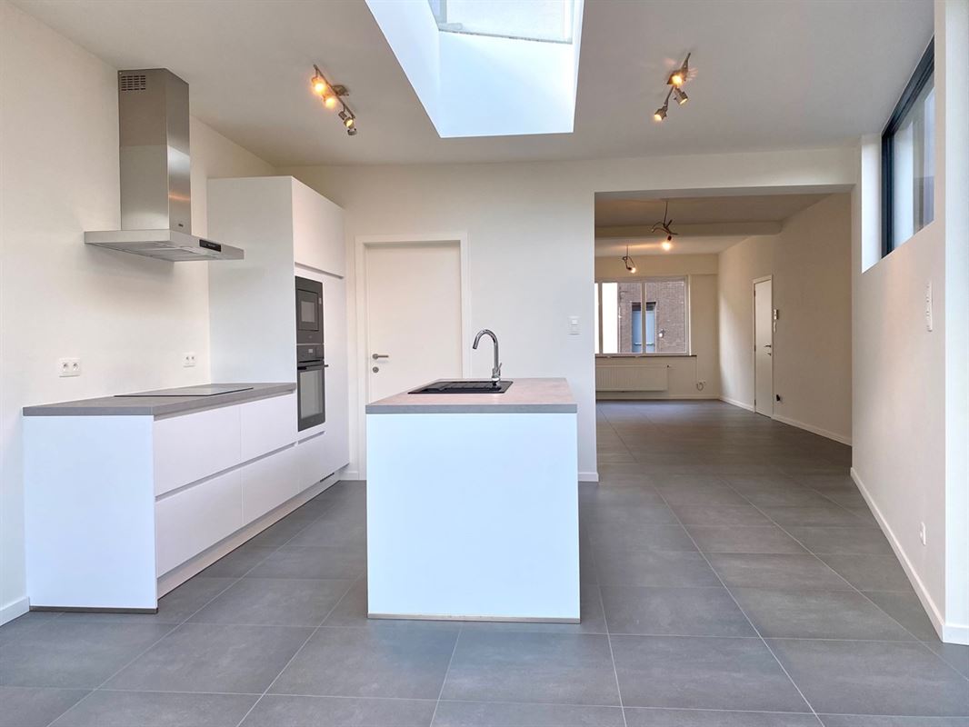 Aangename VERNIEUWDE HALFOPEN WONING met 3 SLAAPKAMERS ...