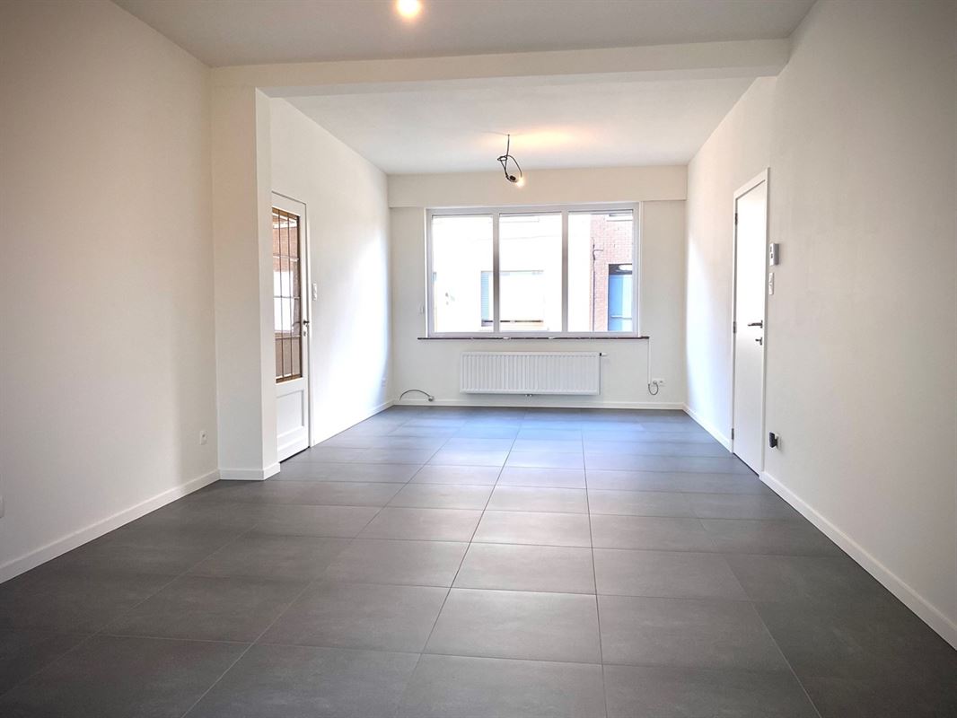 Aangename VERNIEUWDE HALFOPEN WONING met 3 SLAAPKAMERS ...