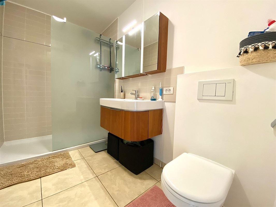 Instapklaar APPARTEMENT met 2 slaapkamers & autostaanplaats