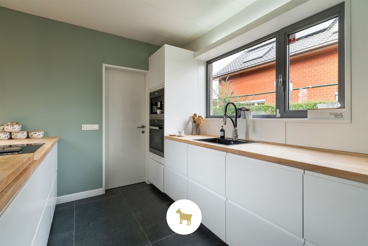 Instapklare lichtrijke OPEN BEBOUWING met 3 (mogelijkheid tot 4) SLAAPKAMERS, stijlvol overdekt TERRAS en gezellige (BINNEN)TUIN op een PERCEEL van ca. 435 m²