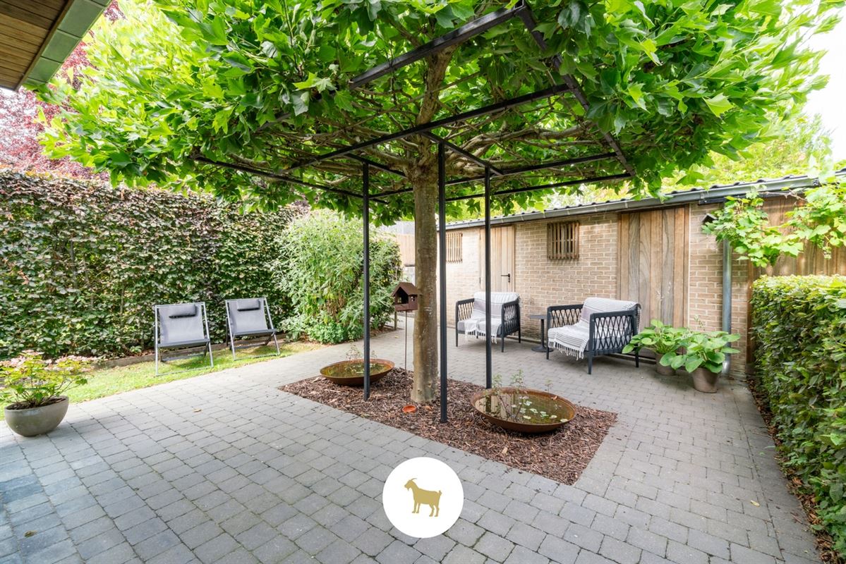 Instapklare lichtrijke OPEN BEBOUWING met 3 (mogelijkheid tot 4) SLAAPKAMERS, stijlvol overdekt TERRAS en gezellige (BINNEN)TUIN op een PERCEEL van ca. 435 m²