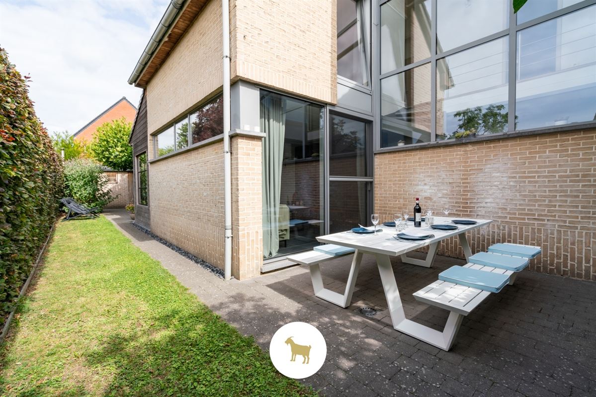 Instapklare lichtrijke OPEN BEBOUWING met 3 (mogelijkheid tot 4) SLAAPKAMERS, stijlvol overdekt TERRAS en gezellige (BINNEN)TUIN op een PERCEEL van ca. 435 m²