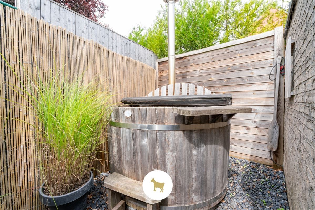 Instapklare lichtrijke OPEN BEBOUWING met 3 (mogelijkheid tot 4) SLAAPKAMERS, stijlvol overdekt TERRAS en gezellige (BINNEN)TUIN op een PERCEEL van ca. 435 m²