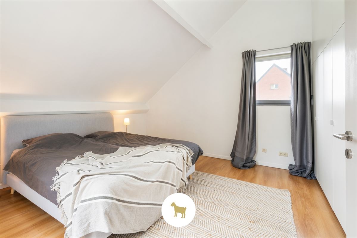 Instapklare lichtrijke OPEN BEBOUWING met 3 (mogelijkheid tot 4) SLAAPKAMERS, stijlvol overdekt TERRAS en gezellige (BINNEN)TUIN op een PERCEEL van ca. 435 m²