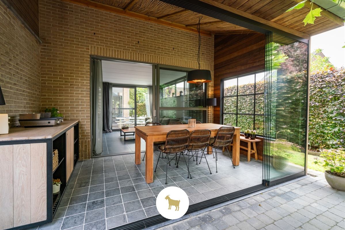 Instapklare lichtrijke OPEN BEBOUWING met 3 (mogelijkheid tot 4) SLAAPKAMERS, stijlvol overdekt TERRAS en gezellige (BINNEN)TUIN op een PERCEEL van ca. 435 m²