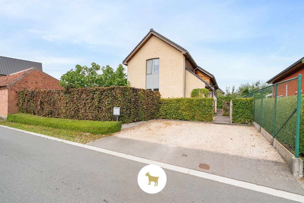 Instapklare lichtrijke OPEN BEBOUWING met 3 (mogelijkheid tot 4) SLAAPKAMERS, stijlvol overdekt TERRAS en gezellige (BINNEN)TUIN op een PERCEEL van ca. 435 m²