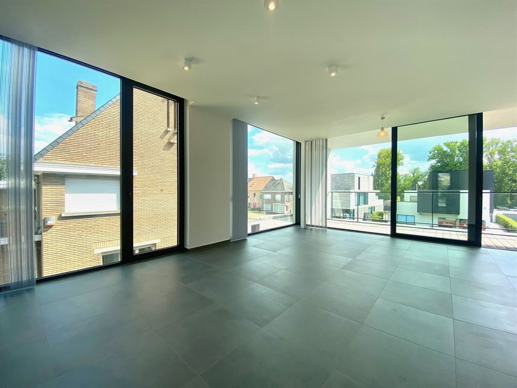 Instapklaar APPARTEMENT (1ste verdieping) met 2 slaapkamers, ruime terrassen (2), garage & autostaanplaats