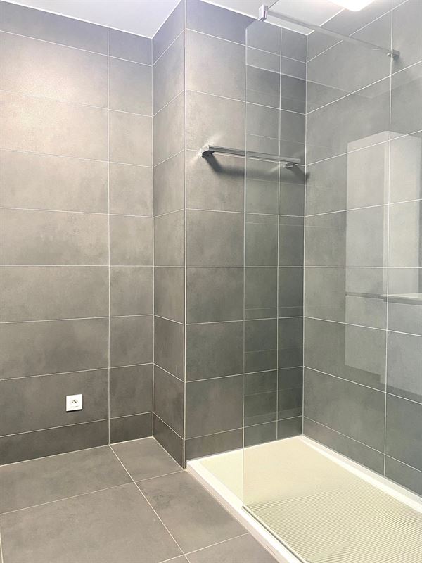 Instapklaar APPARTEMENT (1ste verdieping) met 2 slaapkamers, ruime terrassen (2), garage & autostaanplaats