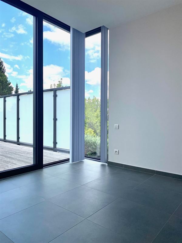 Instapklaar APPARTEMENT (1ste verdieping) met 2 slaapkamers, ruime terrassen (2), garage & autostaanplaats