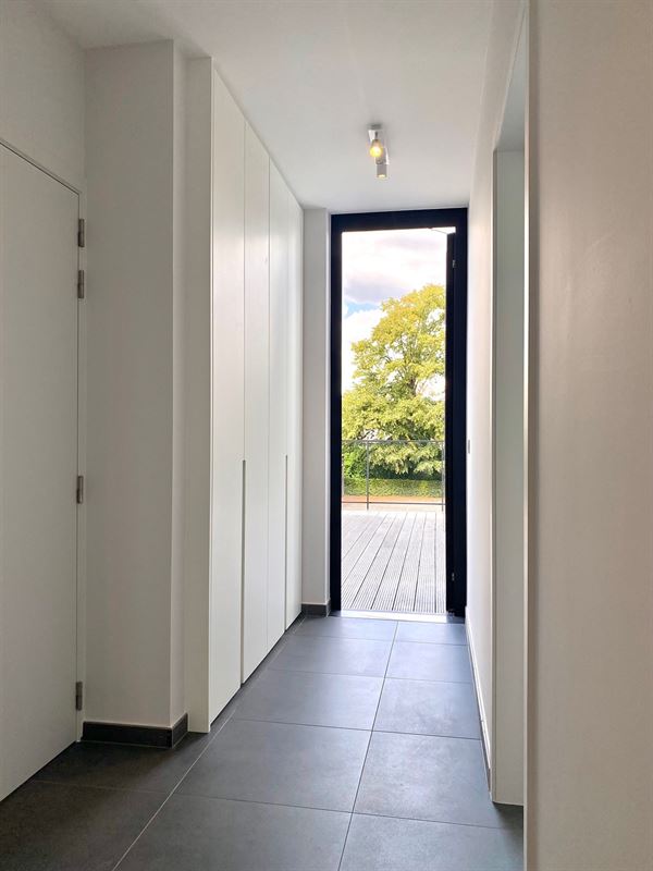 Instapklaar APPARTEMENT (1ste verdieping) met 2 slaapkamers, ruime terrassen (2), garage & autostaanplaats