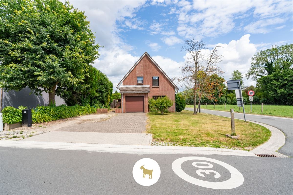 ALLEENSTAANDE WONING met 4 SLAAPKAMERS en GARAGE op een PERCEEL van 648m²