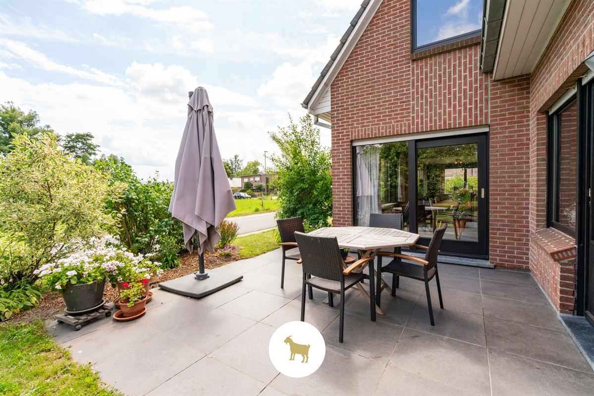 ALLEENSTAANDE WONING met 4 SLAAPKAMERS en GARAGE op een PERCEEL van 648m²