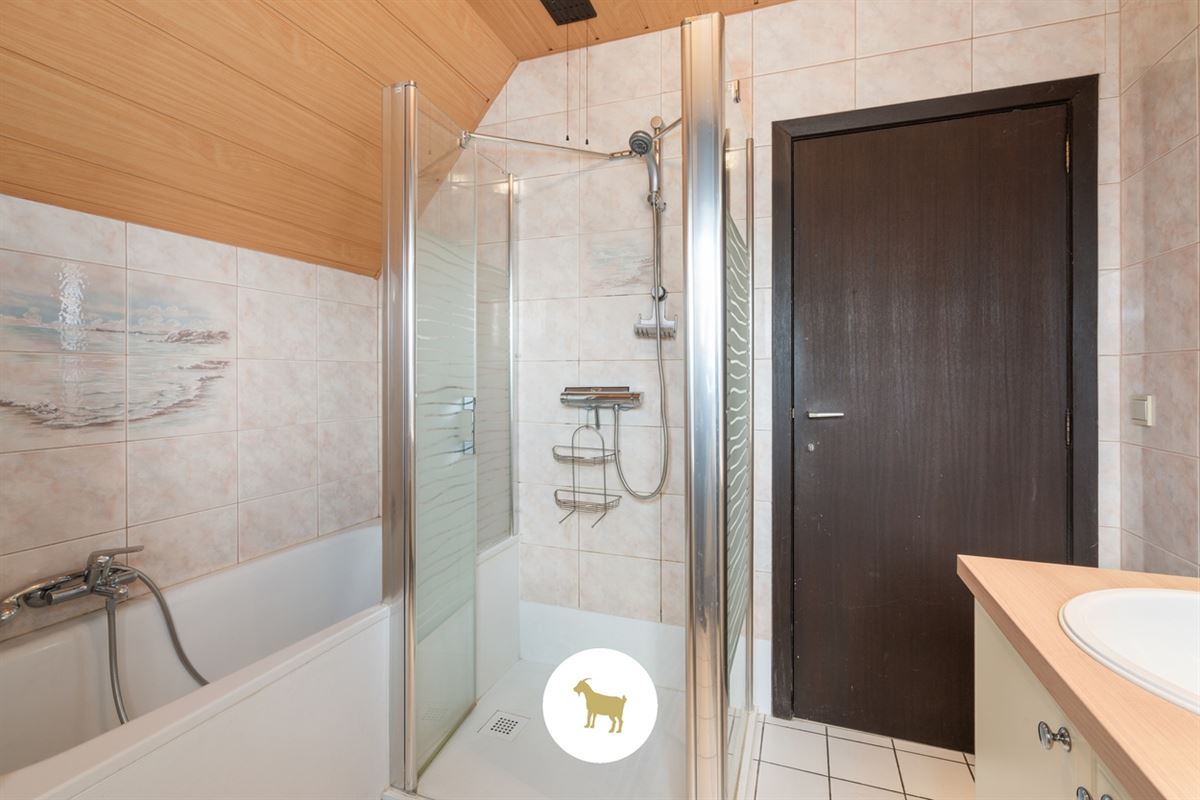 ALLEENSTAANDE WONING met 4 SLAAPKAMERS en GARAGE op een PERCEEL van 648m²