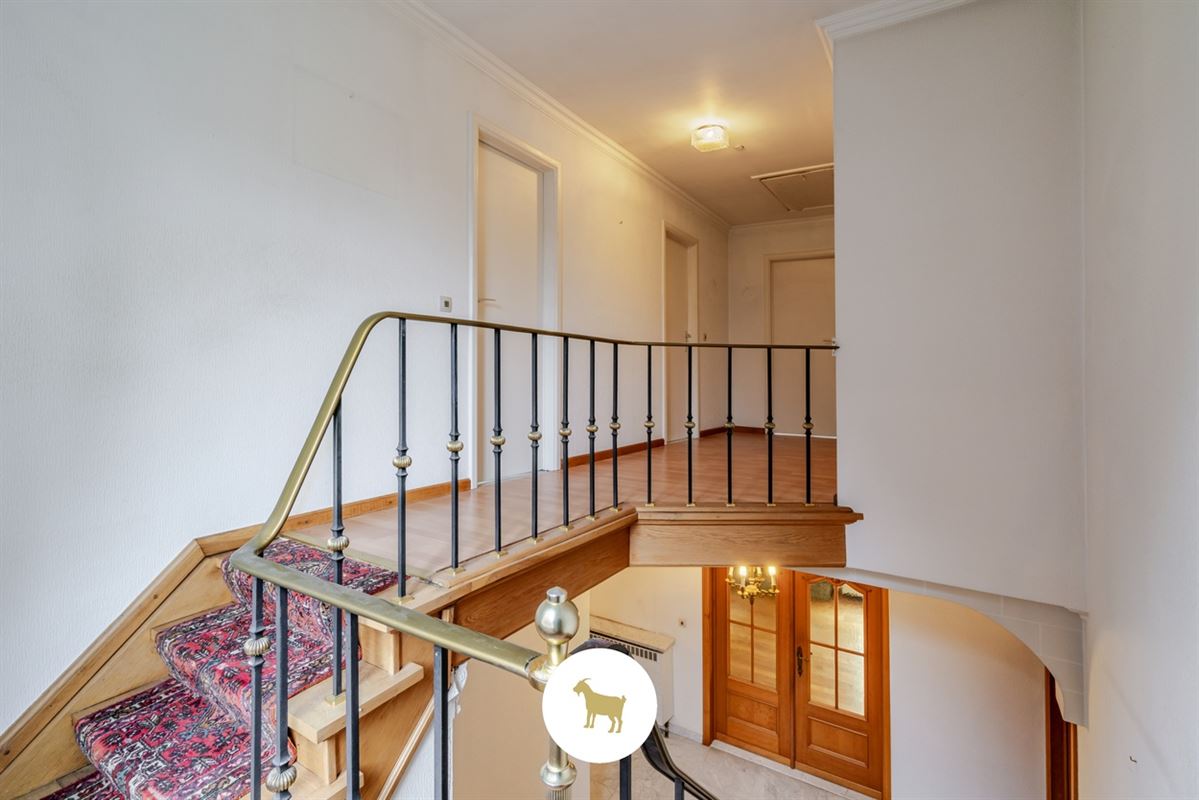 Te renoveren RUIME ALLEENSTAANDE VILLA met 4 SLAAPKAMERS, BUREAU en GARAGE op een prachtig zuidwestgericht PERCEEL van 1.300 m²