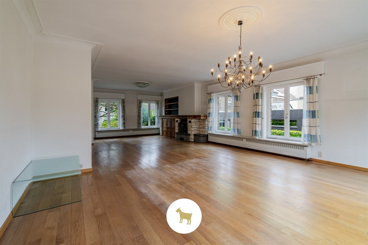 Te renoveren RUIME ALLEENSTAANDE VILLA met 4 SLAAPKAMERS, BUREAU en GARAGE op een prachtig zuidwestgericht PERCEEL van 1.300 m²