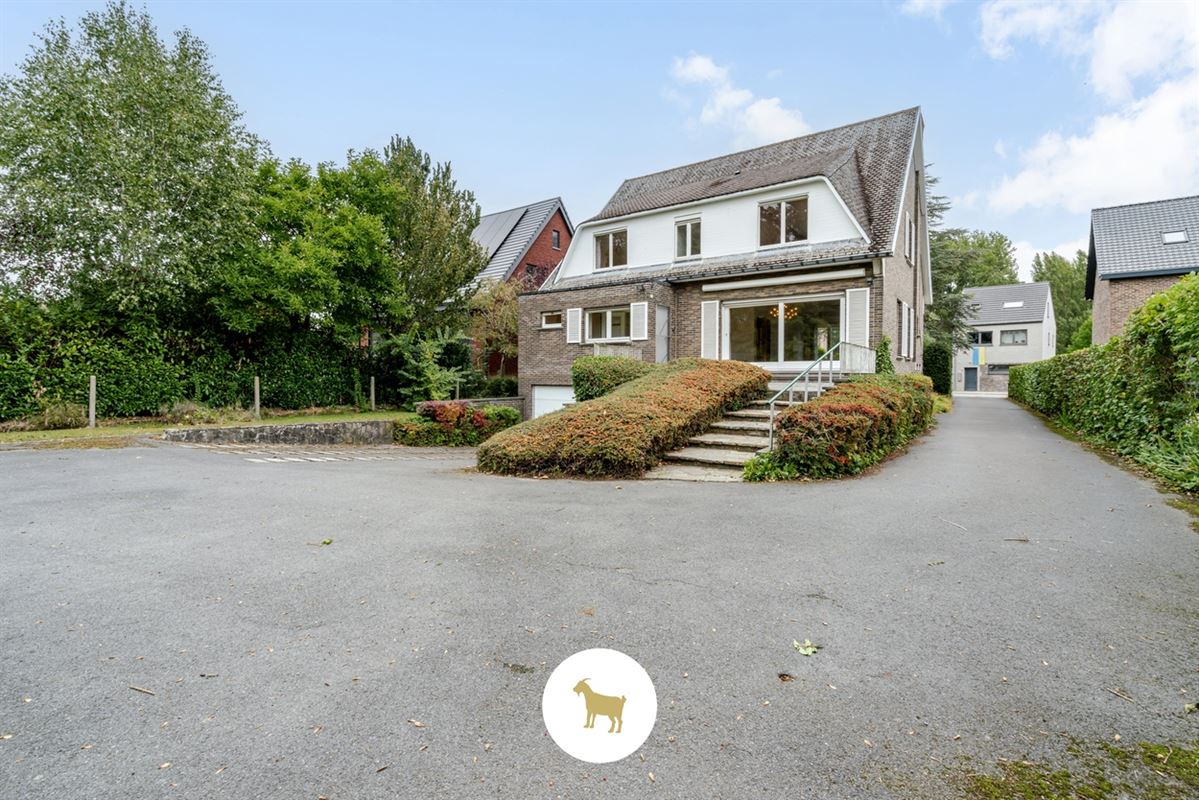 Te renoveren RUIME ALLEENSTAANDE VILLA met 4 SLAAPKAMERS, BUREAU en GARAGE op een prachtig zuidwestgericht PERCEEL van 1.300 m²